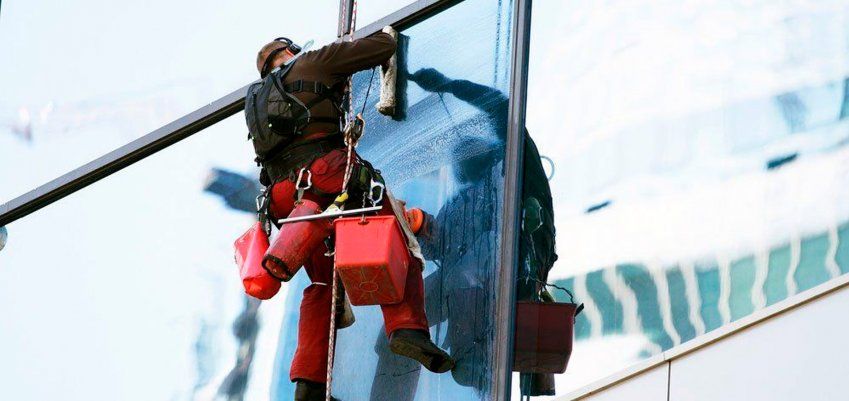 Limpieza de cristales en altura en Valladolid